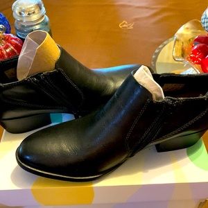 Earth Origins Black leather women’s booties